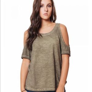 Bevello Cold shoulder top!